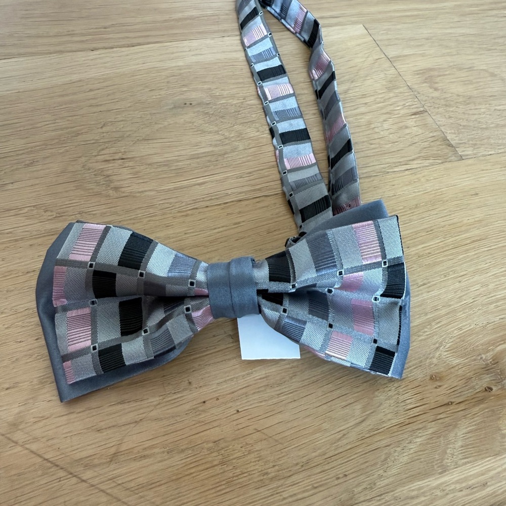 Men’s Gray and Pink Patterned Bow Tie